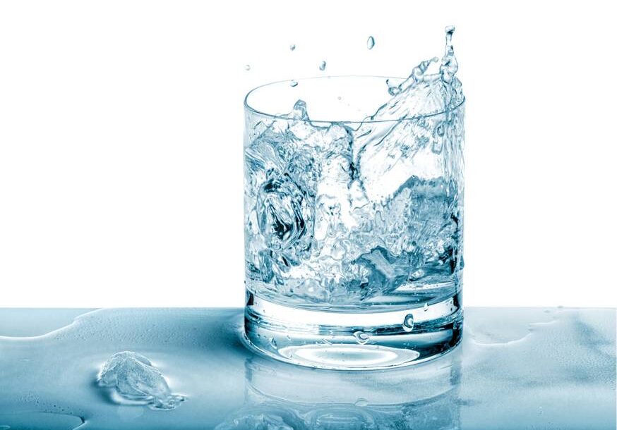 Meglio l'acqua fredda o quella a temperatura ambiente? | Acqua oligominerale Sorgesana