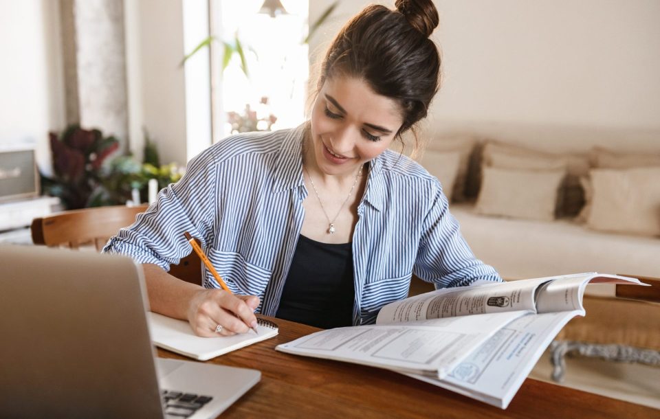 giovane donna che studia