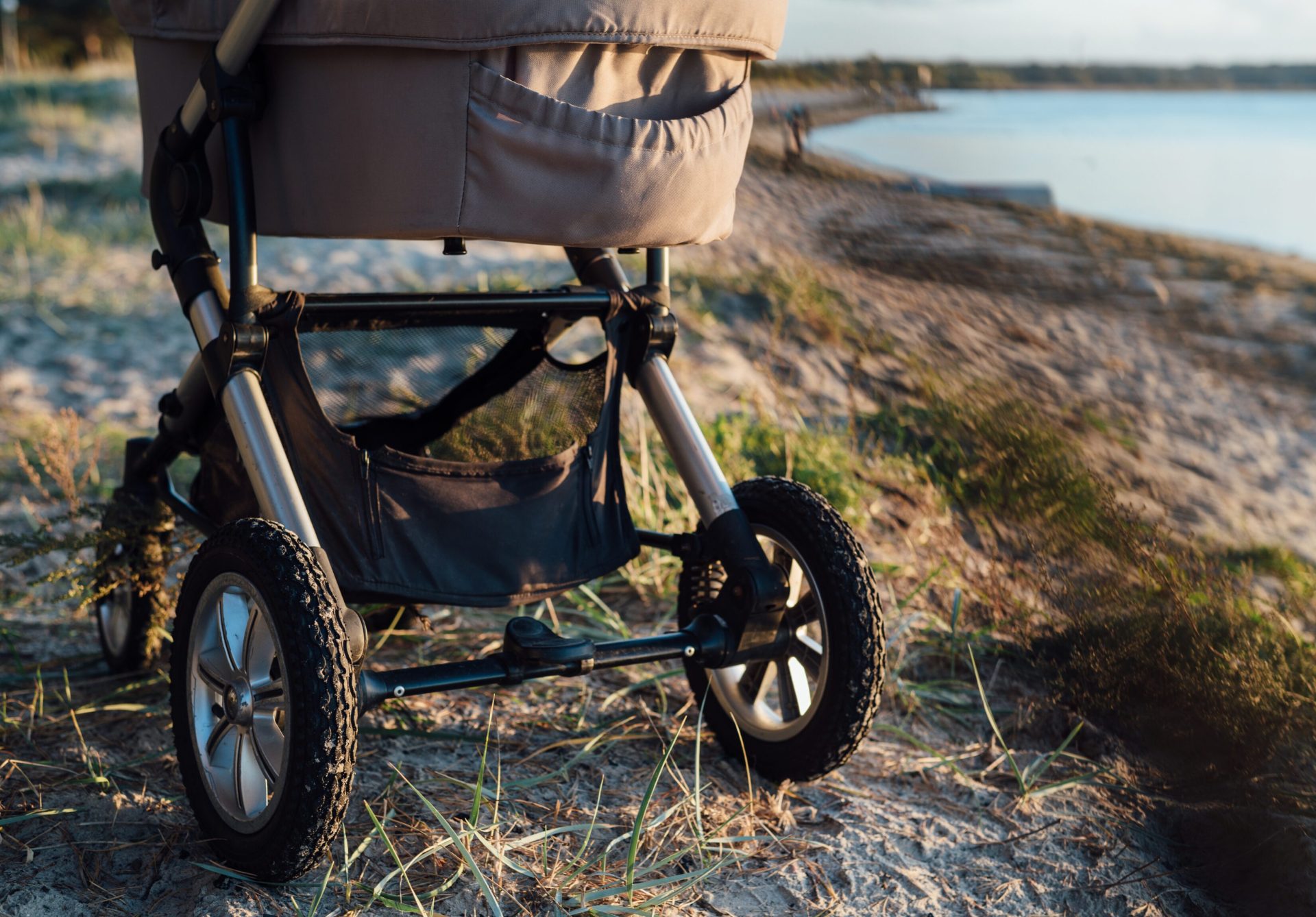 in spiaggia con il passeggino