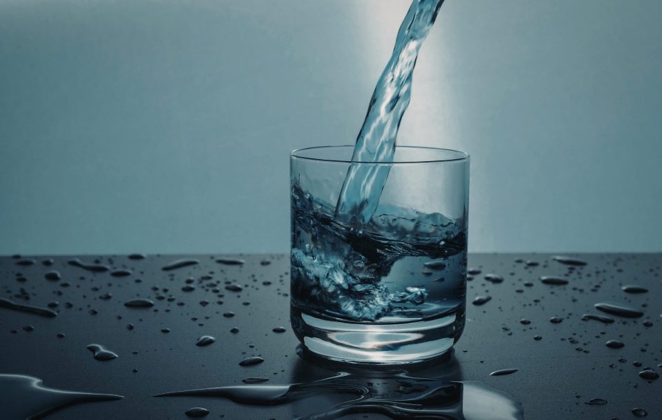 chi versa l'acqua a tavola