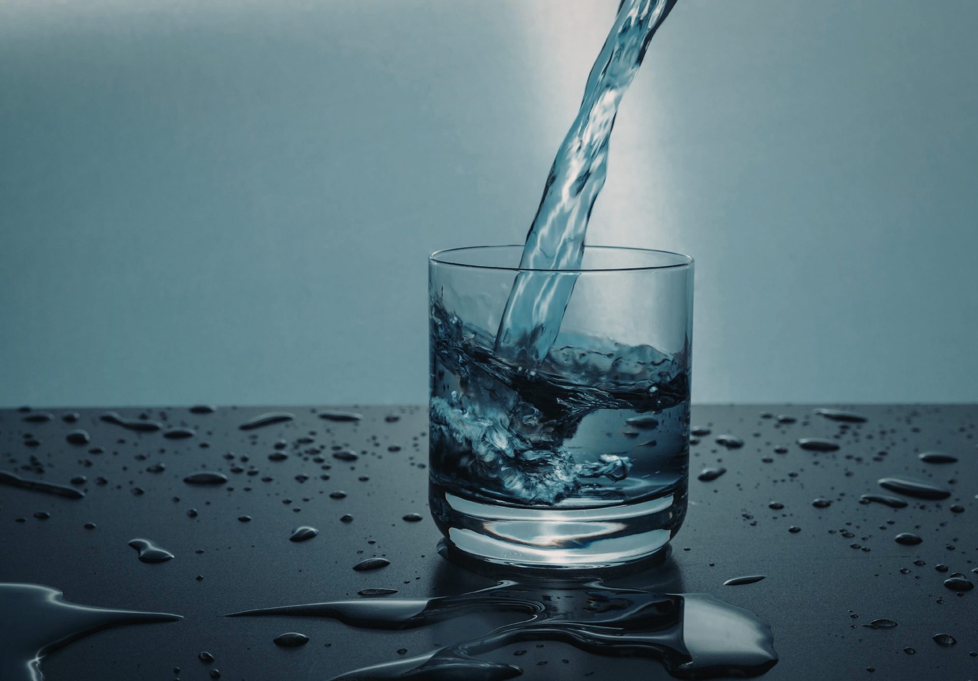 chi versa l'acqua a tavola